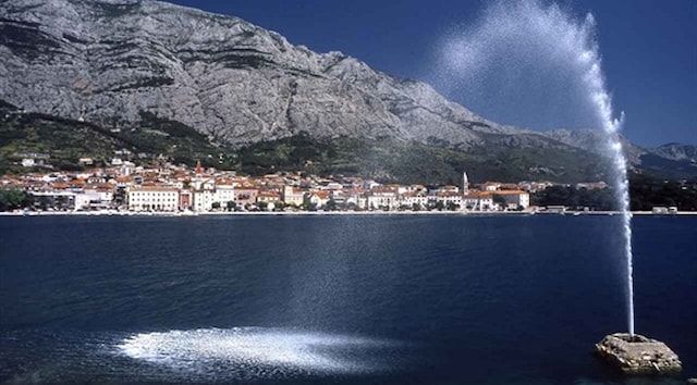 Springbrunnen im Meer, Hafen von Makarska